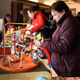 Encore un franc succès pour la Trocante des Parents !Après avoir déposé des objets devenus inutiles pendant les semaines précédant l'évènement, plus de 120 familles ont pu, ce dimanche 2 avril, utiliser leurs points ainsi récoltés pour venir chercher de nouveaux objets pour leurs enfants:jeux et jouets, vêtements, accessoires de puériculture...[photos Lucile Cubin]