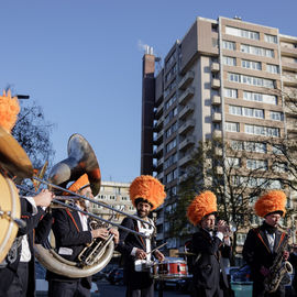 Vous étiez plusieurs centaines samedi 2 décembre à braver le froid pour célébrer la mémoire de ce quartier bientôt transformé : exposition, goûter, fanfare, projections géantes, et impressionnante traversée du quartier sur un fil tendu à 27m de haut![photos Alex Bonnemaison]