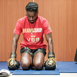 Déjà la 6e édition du Villejuif Boxing Show. Une soirée de qualité cette année encore avec des combats de haut niveau national et international en boxe anglaise et boxe pieds-poings. [photos Sylvie Grima / Lucile Cubin]