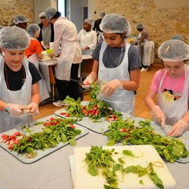 Des dizaines d'élèves d'élémentaires réunis pour la désormais traditionnelle Disco-soupe! Le principe: cuisiner à partir d'aliments invendus récupérés auprès des commerçants de la Ville. 