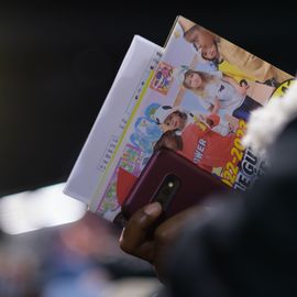 Une centaine de nouveaux Villejuifois, parmi lesquels de nombreuses jeunes familles, se sont retrouvées devant la médiathèque samedi 1er octobre pour visiter leur nouvelle ville (ballade en Tuk-tuk et visite du Théâtre...), recevoir leur kit de bienvenue et rencontrer leurs élu·e·s et partager leurs problématiques quotidiennes.[Photos Sylvie Grima]