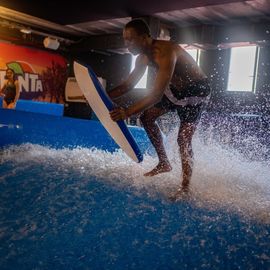 Zoom sur 3 activités enfance et jeunesse:▪️ Surf à Paris▪️ Initiation au pilotage de drones▪️ Sortie à la Ferme Pédagogique[Photos Alex Bonnemaison / Anja Simonet / Xiwen Wang]