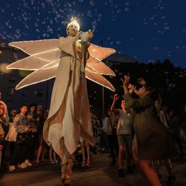 Samedi 3 juin, la Nuit Blanche était de retour à Villejuif autour de la station de Métro Léo-Lagrange (Pulp, dojo, MPT...).Une soirée conviviale, ludique et artistique avec repas partagé, installations oniriques, déambulation de lucioles géantes...[photos Sylvie grima]
