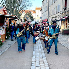 Retour en images sur le Marché de Noël en centre-ville samedi et dimanche, avec ses nombreuses animations organisées par la Ville et l'association Les commerçants de Villejuif: fanfares, Père Noël, cracheurs de feu, spectacle lumineux...[photos Xiwen Wang / Direction de la communication]