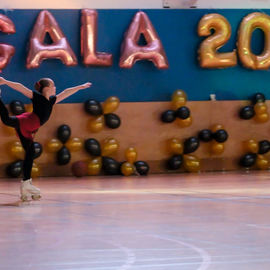 Dimanche 28 janvier, l'USV Roller Skating accueillait pour la 1ère fois ce week-end à la Halle des sports Colette Besson un gala de patinage artistique. Patineuses et patineurs de tout âge sont venus présenter, en groupe ou en solo, leurs chorégraphies sur le thème des musiques de films. [photos Sylvie Grima]