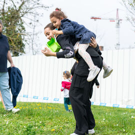 Samedi 6 avril, il n'y avait pas une mais 2 chasses aux œufs à Villejuif: la Chasse aux œufs solidaire du Secours Populaire, dans le parc des Hautes-Bruyères, avec des animations et jeux pour tous toute la journée, avec la participation de la Ludomobile.La chasse aux œufs dans le jardin partagé de la résidence Botanic Parc, un moment de rencontre et d'échanges entre voisins et de découverte du jardin pour certains. [photos Xiwen Wang / Alex Bonnemaison]