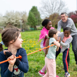 Samedi 6 avril, il n'y avait pas une mais 2 chasses aux œufs à Villejuif: la Chasse aux œufs solidaire du Secours Populaire, dans le parc des Hautes-Bruyères, avec des animations et jeux pour tous toute la journée, avec la participation de la Ludomobile.La chasse aux œufs dans le jardin partagé de la résidence Botanic Parc, un moment de rencontre et d'échanges entre voisins et de découverte du jardin pour certains. [photos Xiwen Wang / Alex Bonnemaison]