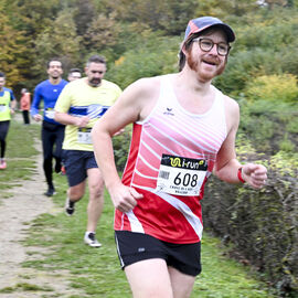 Nouveau succès pour la 3e édition du cross de Villejuif organisé par l'Asfi. Seulement quelques gouttes de pluie et beaucoup de moins de boue cette année mais un parcours toujours aussi exigeant sur les pelouses et buttes du parc des Hautes-Bruyères, qui a accueilli les courses de toutes les catégories, des Eveils (6-9 ans) au Masters (34 ans et plus). Cette année, ce cross accueillait aussi pour la 1ère fois le championnat régional Sport Adapté, avec 35 coureurs au départ du parcours de 2000m ! [Photos Direction de la Communication, Lucile Cubin]