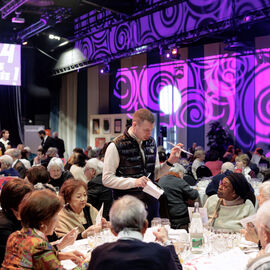 Mardi 14 et jeudi 16 janvier, les Seniors de la ville ont célébré le début de l'année 2025 autour d'un banquet convivial, musical et spectaculaire. L'occasion de se retrouver entre ami·e·s, entre voisin·e·s... pour passer un moment agréable en profitant d'un repas de fête et d'un spectacle sur scène et dans la salle avant de fouler la piste de danse. [photos Alex Bonnemaison]