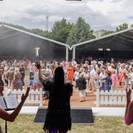 Une journée de fête pour les Seniors avec déjeuner festif abrité, spectacles et musique, dans une ambiance de guinguette conviviale et champêtre!