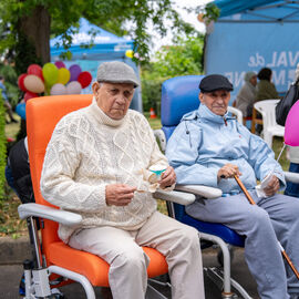 Samedi 17 mai, l’Hôpital Paul Brousse proposait un moment festif ouvert à tous : la fête de la gériatrie.L’occasion pour les patients et leurs familles de se partager un après-midi riche en rencontres et animations : parcours olympique, tir à l’arc, animation musicale, jeux en bois, maquillage, coiffure.. mais aussi buvette, brocante, tombola, stands d’artisanat et buvette ! [photos Xiwen Wang]