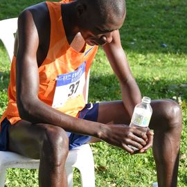 Une grande fête du sport avec près de 1500 coureur·se·s sur les 5/10km, courses jeunes et familles.Les vainqueurs des 10km ont battu le record de l'épreuve, avec la 8e meilleure performance mondiale chez les femmes!1700 euros ont été reversés à l’association Une maison au cœur de la vie, qui vient en aide aux familles dont les enfants sont hospitalisés à l’Institut Gustave-Roussy. Un grand merci aux 150 bénévoles, aux associations villejuifoises, et à tous les services de la ville.[Photos ©Anja Simonet / ©Raphaël Garnier]