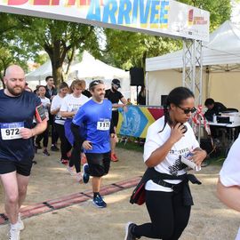 Une grande fête du sport avec près de 1500 coureur·se·s sur les 5/10km, courses jeunes et familles.Les vainqueurs des 10km ont battu le record de l'épreuve, avec la 8e meilleure performance mondiale chez les femmes!1700 euros ont été reversés à l’association Une maison au cœur de la vie, qui vient en aide aux familles dont les enfants sont hospitalisés à l’Institut Gustave-Roussy. Un grand merci aux 150 bénévoles, aux associations villejuifoises, et à tous les services de la ville.[Photos ©Anja Simonet / ©Raphaël Garnier]