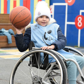 Retour en images sur la Semaine du handicap, du 4 au 8 décembre 2023, avec des ateliers de sensibilisation (langue des signes, basket, fauteuil, handicap visuel...), des jeux avec la Ludomobile à l'ESAT Les Ateliers de l'ETAI, l'exposition des tableaux réalisés à la MAS des Hautes-Bruyères et la table ronde Emploi et Handicap.[photos Lucile Cubin / Anja Simonet / Xiwen Wang]