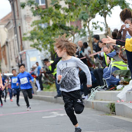 30e édition de la Corrida de Villejuif avec 2 courses adultes et 5 courses enfants.L'intégralité des photos des courses adultes sur https://t.co/T5aKXuC3KB