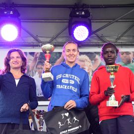 Une grande fête du sport avec près de 1500 coureur·se·s sur les 5/10km, courses jeunes et familles.Les vainqueurs des 10km ont battu le record de l'épreuve, avec la 8e meilleure performance mondiale chez les femmes!1700 euros ont été reversés à l’association Une maison au cœur de la vie, qui vient en aide aux familles dont les enfants sont hospitalisés à l’Institut Gustave-Roussy. Un grand merci aux 150 bénévoles, aux associations villejuifoises, et à tous les services de la ville.[Photos ©Anja Simonet / ©Raphaël Garnier]