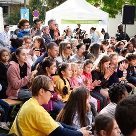 2 journées de fête, en centre-ville et au pied de la tour du 44 Jean Mermoz, organisées par le Théâtre Romain Rolland et la Ville.Un moment de féérie qui s'est aussi cette année installé en cœur de quartier pour permettre à tous d’admirer les prouesses des acrobates ![Photos Lucile Cubin]