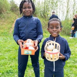 Samedi 6 avril, il n'y avait pas une mais 2 chasses aux œufs à Villejuif: la Chasse aux œufs solidaire du Secours Populaire, dans le parc des Hautes-Bruyères, avec des animations et jeux pour tous toute la journée, avec la participation de la Ludomobile.La chasse aux œufs dans le jardin partagé de la résidence Botanic Parc, un moment de rencontre et d'échanges entre voisins et de découverte du jardin pour certains. [photos Xiwen Wang / Alex Bonnemaison]