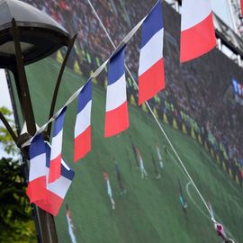 Des centaines de fans se sont réunis pour soutenir l'équipe de France en finale de la Coupe du Monde de foot et vibrer avec eux jusqu'au titre mondial !