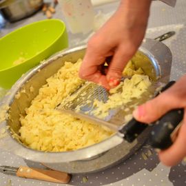 Des dizaines d'élèves d'élémentaires réunis pour la désormais traditionnelle Disco-soupe! Le principe: cuisiner à partir d'aliments invendus récupérés auprès des commerçants de la Ville. 