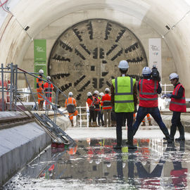 Le 18 juin le tunnelier Amandine parti d'Arcueil-Cachan pour le creusement de la ligne 15 Sud perce le mur de la future gare Gustave Roussy. En février un 1er tunnelier (ligne 14) avait traversé cette gare.Crédits photos: Société du Grand Paris / David Delaporte