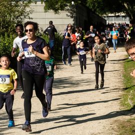 Une grande fête du sport avec près de 1500 coureur·se·s sur les 5/10km, courses jeunes et familles.Les vainqueurs des 10km ont battu le record de l'épreuve, avec la 8e meilleure performance mondiale chez les femmes!1700 euros ont été reversés à l’association Une maison au cœur de la vie, qui vient en aide aux familles dont les enfants sont hospitalisés à l’Institut Gustave-Roussy. Un grand merci aux 150 bénévoles, aux associations villejuifoises, et à tous les services de la ville.[Photos ©Anja Simonet / ©Raphaël Garnier]