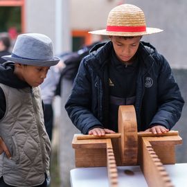 Les habitants du quartier Nord-Est sont venus très nombreux à la Maison Pour Tous Jules Vallès ce week-end pour célébrer entre amis ou voisins ou en famille... l'anniversaire de cet équipement public et de proximité historique inauguré en 1972.Au programme: visite théâtralisée, jeux, fresque collaborative, concert...[Photos Sylvie Grima]
