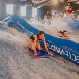 Zoom sur 3 activités enfance et jeunesse:▪️ Surf à Paris▪️ Initiation au pilotage de drones▪️ Sortie à la Ferme Pédagogique[Photos Alex Bonnemaison / Anja Simonet / Xiwen Wang]