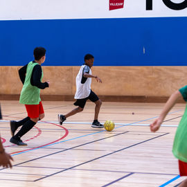 Le tournoi solidaire de Noël au profit des associations 94e Rue, Binkadi-so et Yacine Adli a encore été un franc succès cette année. Sur 3 jours, près de 1130 jeunes de 10 à 25 ont pu s'affronter sur le terrain de la halle Colette-Besson. Les matchs furent intenses mais le fair-play était aussi mis en valeur puisque des trophées ont été attribués aux joueurs et aux équipes représentant le plus les valeurs du sport![photos Sylvie Grima / Xiwen Wang]