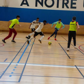 Retour en images sur la Semaine du handicap, du 4 au 8 décembre 2023, avec des ateliers de sensibilisation (langue des signes, basket, fauteuil, handicap visuel...), des jeux avec la Ludomobile à l'ESAT Les Ateliers de l'ETAI, l'exposition des tableaux réalisés à la MAS des Hautes-Bruyères et la table ronde Emploi et Handicap.[photos Lucile Cubin / Anja Simonet / Xiwen Wang]