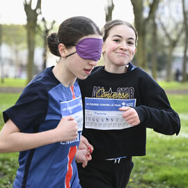 Dans le cadre de la semaine olympique et paralympique, mardi 2 avril, une centaine d’élèves de 6e de 4 collèges de Villejuif ont organisé dans le parc des hautes Bruyères une course en binôme avec un élève-guideur et un élève-guidé, les yeux masqués pour simuler le handicap. La course contre la faim vise à récolter des fonds pour Action contre la faim, pour des projets alimentaires dans le cadre de la solidarité internationale. [photos Lucile Cubin]