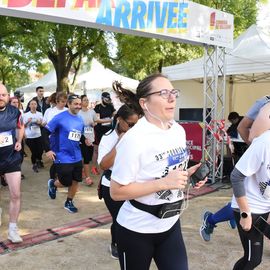 Une grande fête du sport avec près de 1500 coureur·se·s sur les 5/10km, courses jeunes et familles.Les vainqueurs des 10km ont battu le record de l'épreuve, avec la 8e meilleure performance mondiale chez les femmes!1700 euros ont été reversés à l’association Une maison au cœur de la vie, qui vient en aide aux familles dont les enfants sont hospitalisés à l’Institut Gustave-Roussy. Un grand merci aux 150 bénévoles, aux associations villejuifoises, et à tous les services de la ville.[Photos ©Anja Simonet / ©Raphaël Garnier]