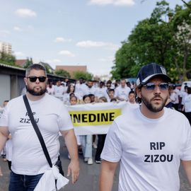 L’émotion était vive ce mercredi 6 juillet à l’occasion de la grande marche blanche organisée en la mémoire de Zinédine, jeune Villejuifois âgé de 16 ans mortellement fauché par un automobiliste vendredi dernier.Près d’un millier de personnes (famille, proches, amis, voisins, camarades du lycée, membres des clubs de football, citoyens…) sont venus lui rendre hommage. Tous vêtus de blanc, ils ont sillonné les rues de la ville entre le quartier Lamartine où il vivait et le stade Karl-Marx.[Photos Alex Bonnemaison] 