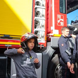 Escalader la grande échelle, traverser un tunnel enfumé, manier la lance à incendie, s'initier aux gestes de 1ers secours ou monter dans un vrai camion de pompier... les portes ouvertes du centre de secours de Villejuif ont ouvert un monde merveilleux aux petits et grands venus découvrir ce lieu emblématique !