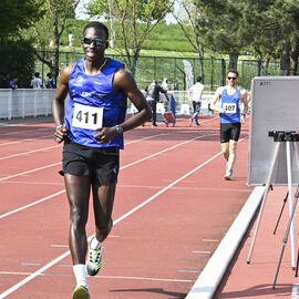 Plus de 500 athlètes ont répondu présents pour transpirer sous les premières chaleurs du printemps et les efforts fournis sur la piste du stade Louis Dolly ce samedi 26 avril. Un nouveau succès pour cette 8e édition du Meeting d'Athlétisme, un évènement organisé par l'ASFI Villejuif Athlétisme et ses nombreux bénévoles, avec la Ville de Villejuif. [photos Lucile Cubin]