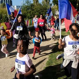 Une grande fête du sport avec près de 1500 coureur·se·s sur les 5/10km, courses jeunes et familles.Les vainqueurs des 10km ont battu le record de l'épreuve, avec la 8e meilleure performance mondiale chez les femmes!1700 euros ont été reversés à l’association Une maison au cœur de la vie, qui vient en aide aux familles dont les enfants sont hospitalisés à l’Institut Gustave-Roussy. Un grand merci aux 150 bénévoles, aux associations villejuifoises, et à tous les services de la ville.[Photos ©Anja Simonet / ©Raphaël Garnier]