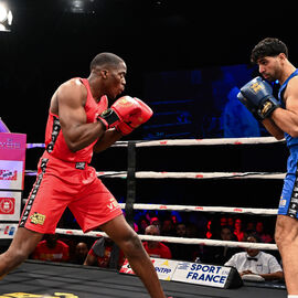 Déjà la 6e édition du Villejuif Boxing Show. Une soirée de qualité cette année encore avec des combats de haut niveau national et international en boxe anglaise et boxe pieds-poings. [photos Sylvie Grima / Lucile Cubin]