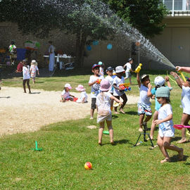 Près de 250 enfants des accueils de loisirs ont profité des jardins et jeux d'eau au stade nautique Youri-Gagarine. Plusieurs ateliers étaient proposés sous le thème de la "kermesse féérique".