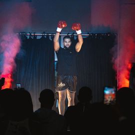 Revivez en images cette 3e édition du prestigieux gala de boxe, du ring aux coulisses.