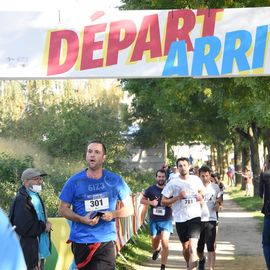 Une grande fête du sport avec près de 1500 coureur·se·s sur les 5/10km, courses jeunes et familles.Les vainqueurs des 10km ont battu le record de l'épreuve, avec la 8e meilleure performance mondiale chez les femmes!1700 euros ont été reversés à l’association Une maison au cœur de la vie, qui vient en aide aux familles dont les enfants sont hospitalisés à l’Institut Gustave-Roussy. Un grand merci aux 150 bénévoles, aux associations villejuifoises, et à tous les services de la ville.[Photos ©Anja Simonet / ©Raphaël Garnier]