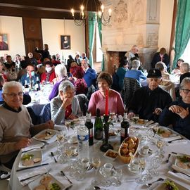 Les traditionnelles sorties d'automne emmenaient cette année une centaine de Seniors de Villejuif direction le Nord-Est, pour une escapade dans l'Aisne.Au programme : visite guidée du Domaine des Princes, à Condé en Brie, sabrage du champagne et dégustation, déjeuner en musique et flânerie dans le parc au cœur du village.[Photos Anja Simonet]