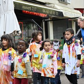 Un carnaval sur le thème du printemps pour les Accueils de Loisirs qui ont défilé dans Villejuif pour mettre de la couleur dans les rues.