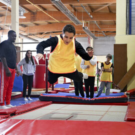 Hip-hop, trampoline, rugby, frisbee, pyramides humaines... Les vacances d'automne ont été sportives, et renversantes pour les jeunes villejuifois qui ont participé aux stages proposés par les services municipaux pendant ces vacances d'automne. [photos Lucile Cubin / Direction de la Communication]
