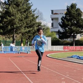 296 tours de piste bouclés lors du relais solidaire au stade Louis Dolly où des centaines de bénévoles, parents et enfants se sont rassemblés pour courir ensemble et découvrir de nouvelles activités sportives, sous le signe de la solidarité et de l’entraide.[Photos Alexandre Bonnemaison]