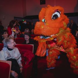 Un mois de janvier ponctué de festivités internationales: > Nouvel an berbère à la MPT Gérard Philipe avec poésie, musique, débats... permettant de mettre en valeurs les cultures Touarègue et berbère.> Nouvel an chinois et vietnamien dans le centre-ville organisé par la Pharmacie de la Mairie avec une superbe Danse du dragon> Nouvel an vietnamien à la MPT Gérard-Philipe avec spectacles, danses, arts martiaux, gastronomie... organisé par l’association Hoa Hiep Vong Tay Nhan Ai.[Photos Xiwen Wang]