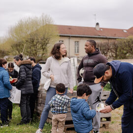 Samedi 6 avril, il n'y avait pas une mais 2 chasses aux œufs à Villejuif: la Chasse aux œufs solidaire du Secours Populaire, dans le parc des Hautes-Bruyères, avec des animations et jeux pour tous toute la journée, avec la participation de la Ludomobile.La chasse aux œufs dans le jardin partagé de la résidence Botanic Parc, un moment de rencontre et d'échanges entre voisins et de découverte du jardin pour certains. [photos Xiwen Wang / Alex Bonnemaison]