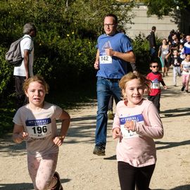 Une grande fête du sport avec près de 1500 coureur·se·s sur les 5/10km, courses jeunes et familles.Les vainqueurs des 10km ont battu le record de l'épreuve, avec la 8e meilleure performance mondiale chez les femmes!1700 euros ont été reversés à l’association Une maison au cœur de la vie, qui vient en aide aux familles dont les enfants sont hospitalisés à l’Institut Gustave-Roussy. Un grand merci aux 150 bénévoles, aux associations villejuifoises, et à tous les services de la ville.[Photos ©Anja Simonet / ©Raphaël Garnier]