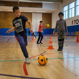 Pour donner aux parents la possibilité de faire du sport sans organiser la garde des enfants, le service des Sports donne rendez-vous aux familles de 9h à 12h, un samedi par mois: renforcement musculaire, Pilates, step, Zumba, pour les adultes... et escalade ou jeux de plein air pour les enfants de 3 à 11 ans.[Photos Sylvie Grima]