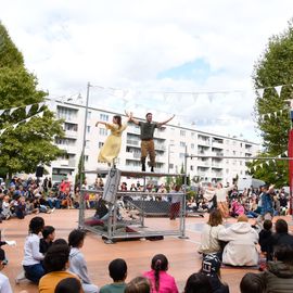 2 journées de fête, en centre-ville et au pied de la tour du 44 Jean Mermoz, organisées par le Théâtre Romain Rolland et la Ville.Un moment de féérie qui s'est aussi cette année installé en cœur de quartier pour permettre à tous d’admirer les prouesses des acrobates ![Photos Lucile Cubin]