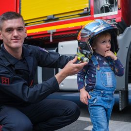 Escalader la grande échelle, traverser un tunnel enfumé, manier la lance à incendie, s'initier aux gestes de 1ers secours ou monter dans un vrai camion de pompier... les portes ouvertes du centre de secours de Villejuif ont ouvert un monde merveilleux aux petits et grands venus découvrir ce lieu emblématique !